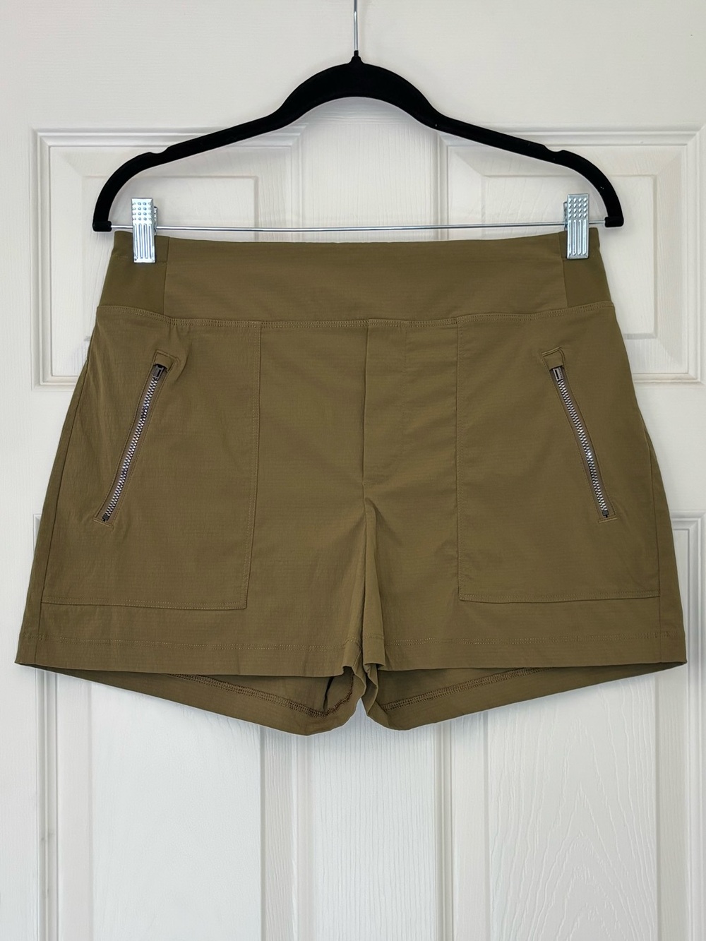 Athleta Trekkie North Mid Rise 3.5” Short with Multiple Pockets